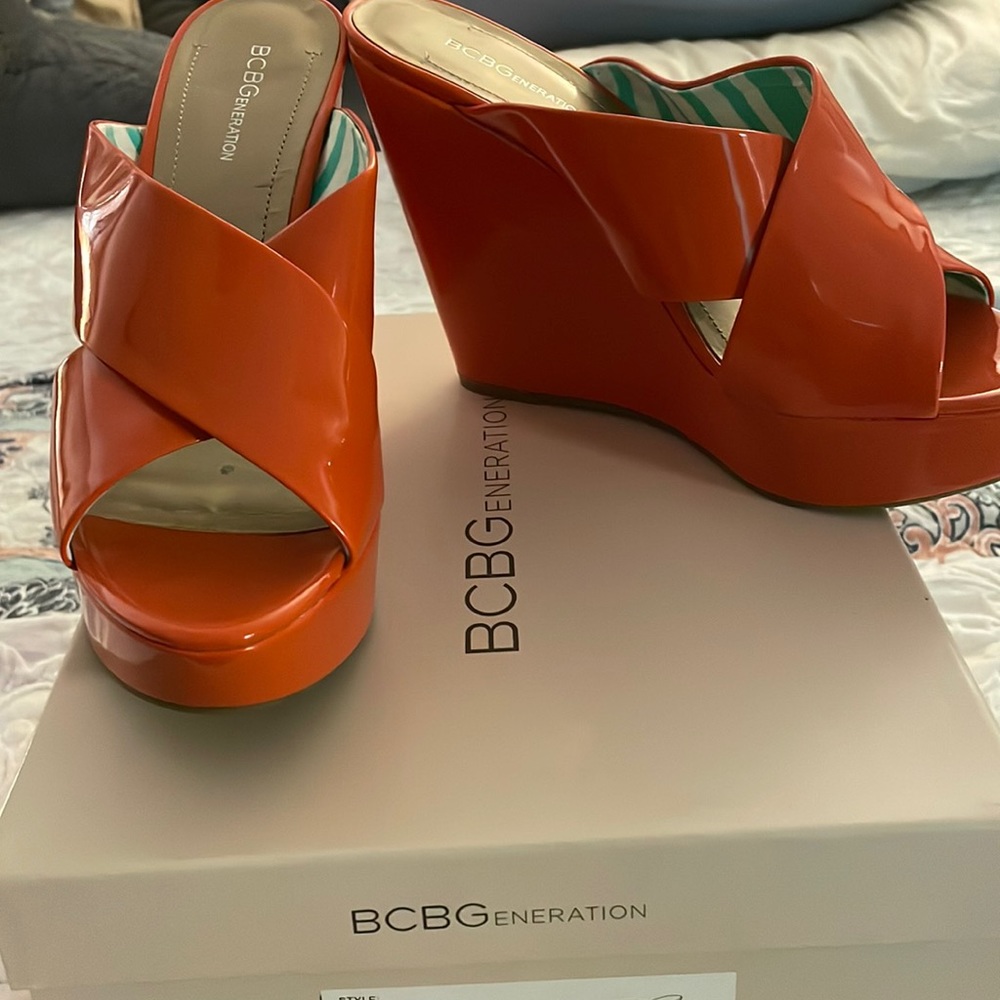 BCBG ORANGE WEDGE SANDALS